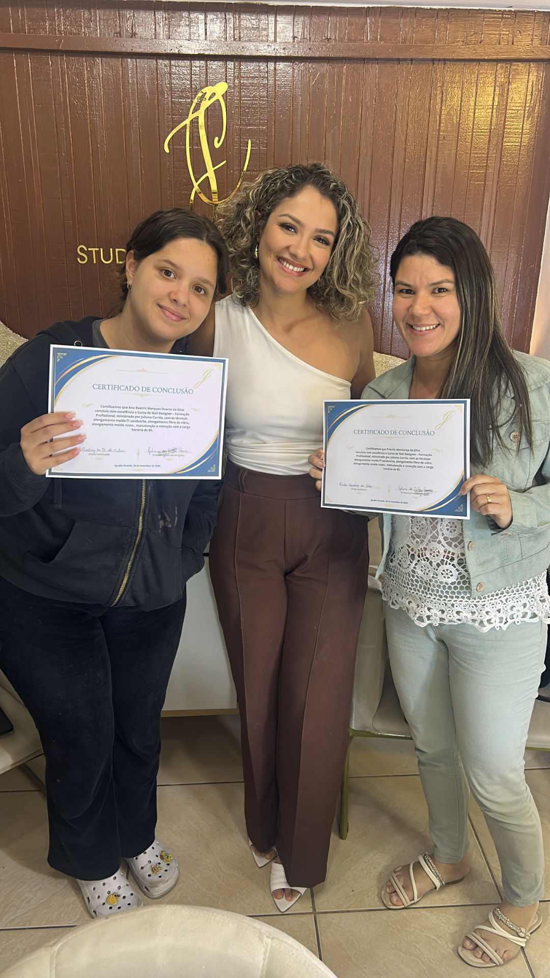 Juliana Corrêa com alunas certificadas em seu curso presencial